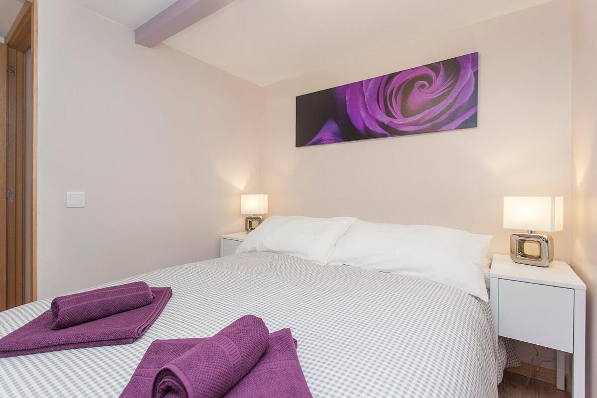 Principe Real 2 Bedrooms 2 Bathrooms, Air-con, Wi-fi, 2nd Floor Apartment Lisbon